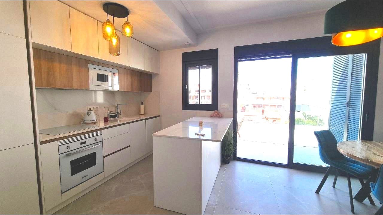2 slaapkamer Penthouse te koop in Torrevieja met zwembad - € 341.000 (Ref: 9994852)