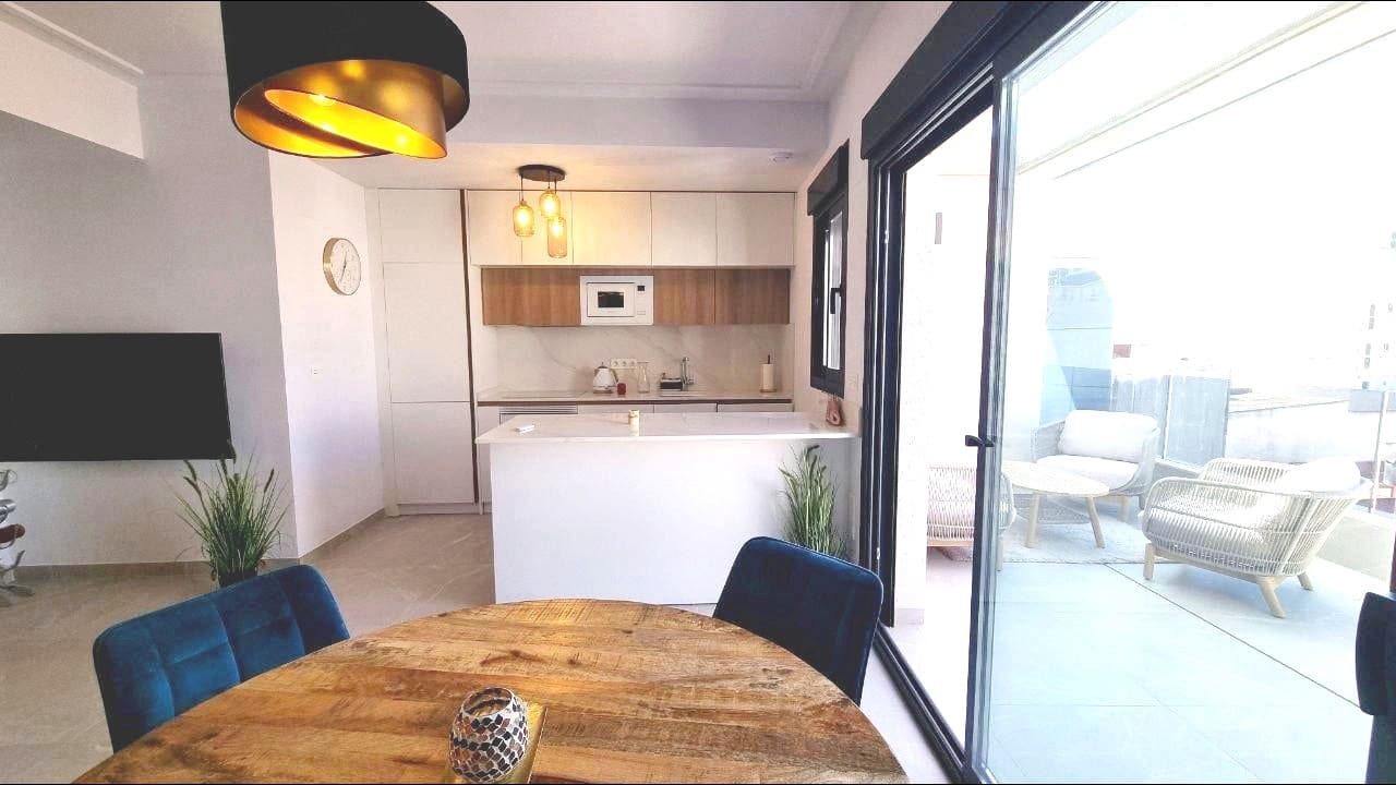 2 slaapkamer Penthouse te koop in Torrevieja met zwembad - € 341.000 (Ref: 9994852)