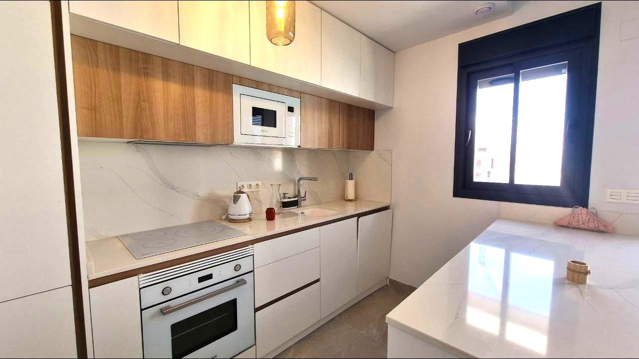 2 slaapkamer Penthouse te koop in Torrevieja met zwembad - € 341.000 (Ref: 9994852)