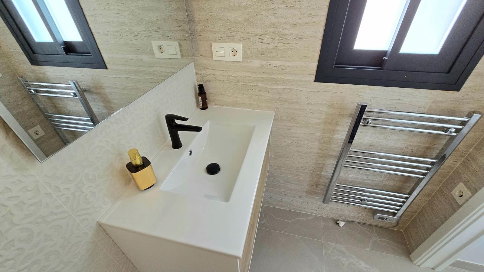 2 slaapkamer Penthouse te koop in Torrevieja met zwembad - € 341.000 (Ref: 9994852)