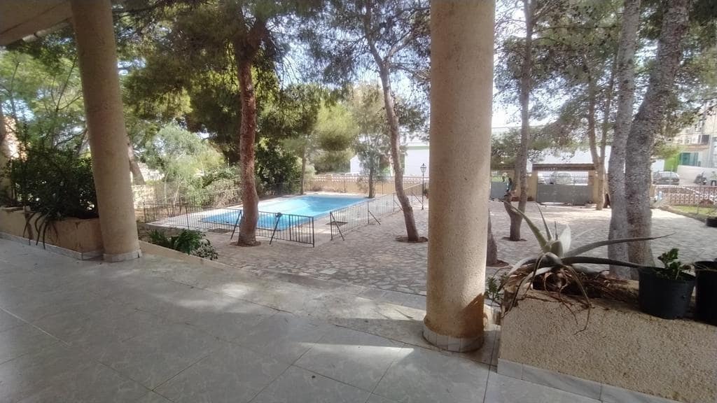 6 sypialnia Willa na sprzedaż w Torrevieja z basenem - 550 000 € (Ref: 9994875)