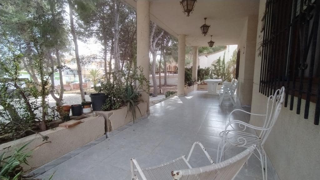 6 sypialnia Willa na sprzedaż w Torrevieja z basenem - 550 000 € (Ref: 9994875)