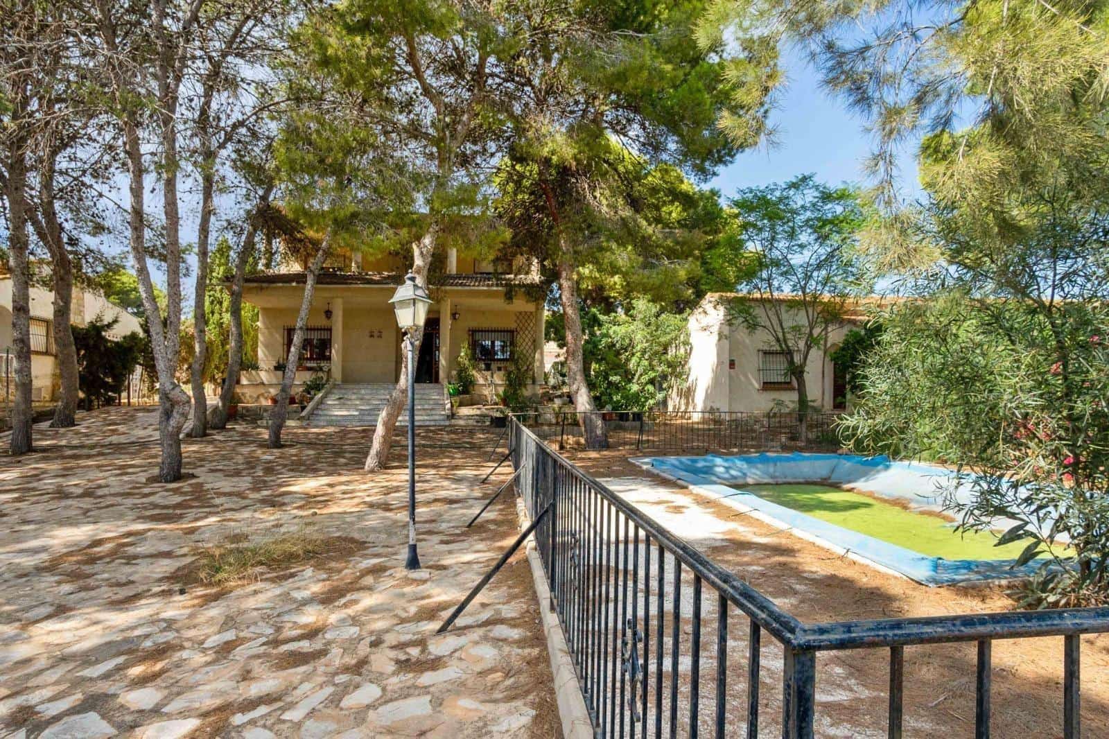 6 sypialnia Willa na sprzedaż w Torrevieja z basenem - 550 000 € (Ref: 9994875)
