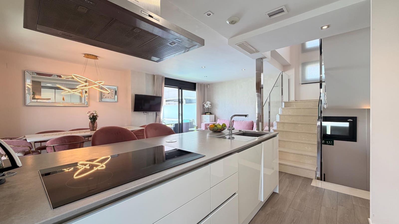 5 makuuhuone Huvila myytävänä paikassa Torrevieja mukana uima-altaan - 558 900 € (Ref: 9994876)