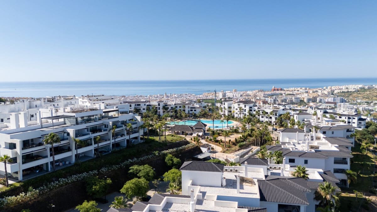 Apartamento de 3 habitaciones en Estepona en venta con piscina - 847.000 € (Ref: 9998448)