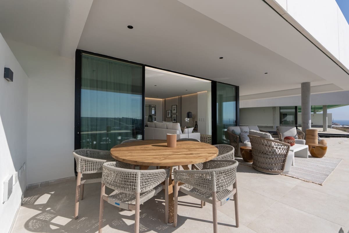 Apartamento de 3 habitaciones en Estepona en venta con piscina - 847.000 € (Ref: 9998448)