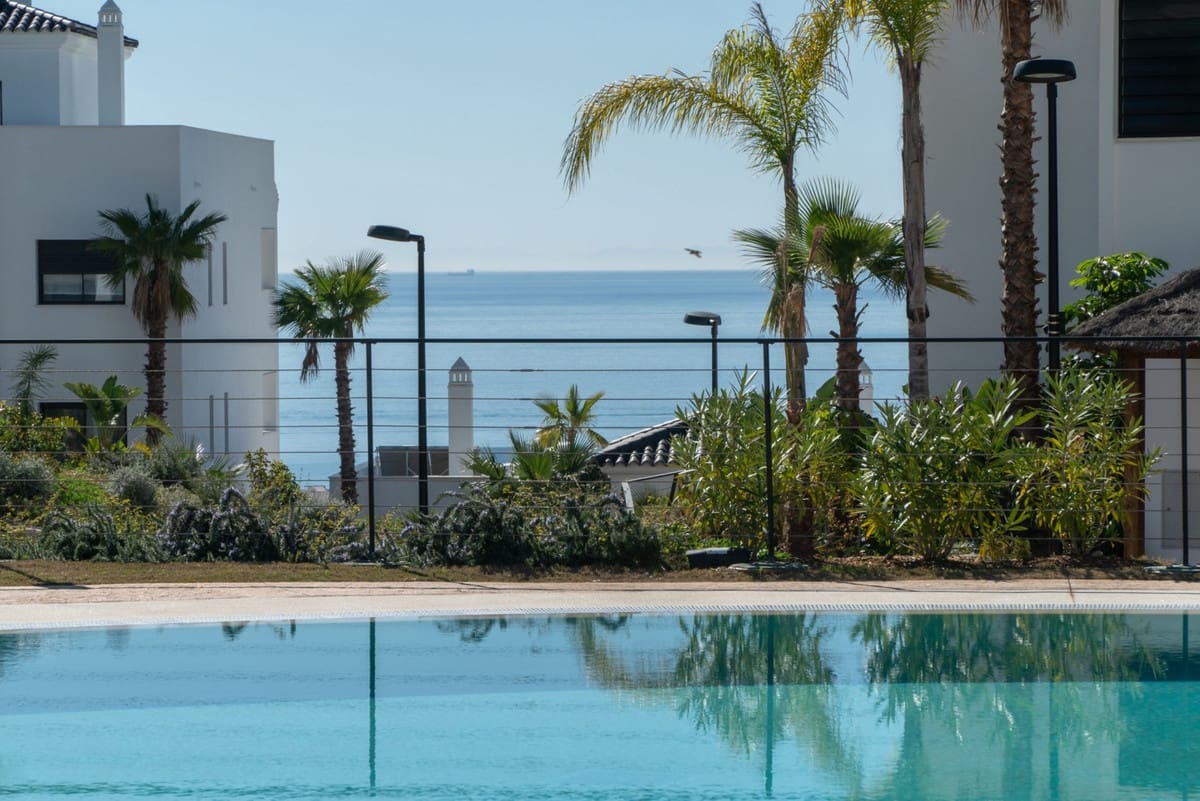 Apartamento de 3 habitaciones en Estepona en venta con piscina - 847.000 € (Ref: 9998448)