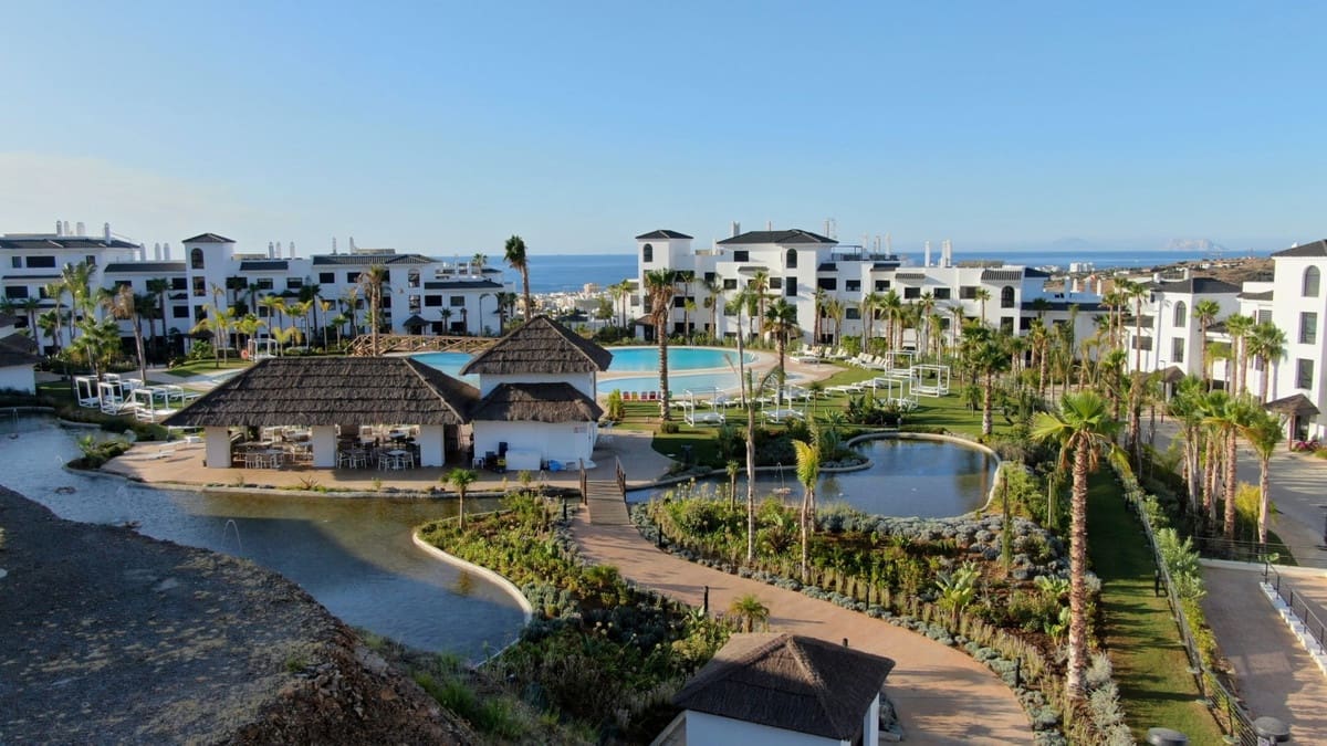 Apartamento de 3 habitaciones en Estepona en venta con piscina - 847.000 € (Ref: 9998448)