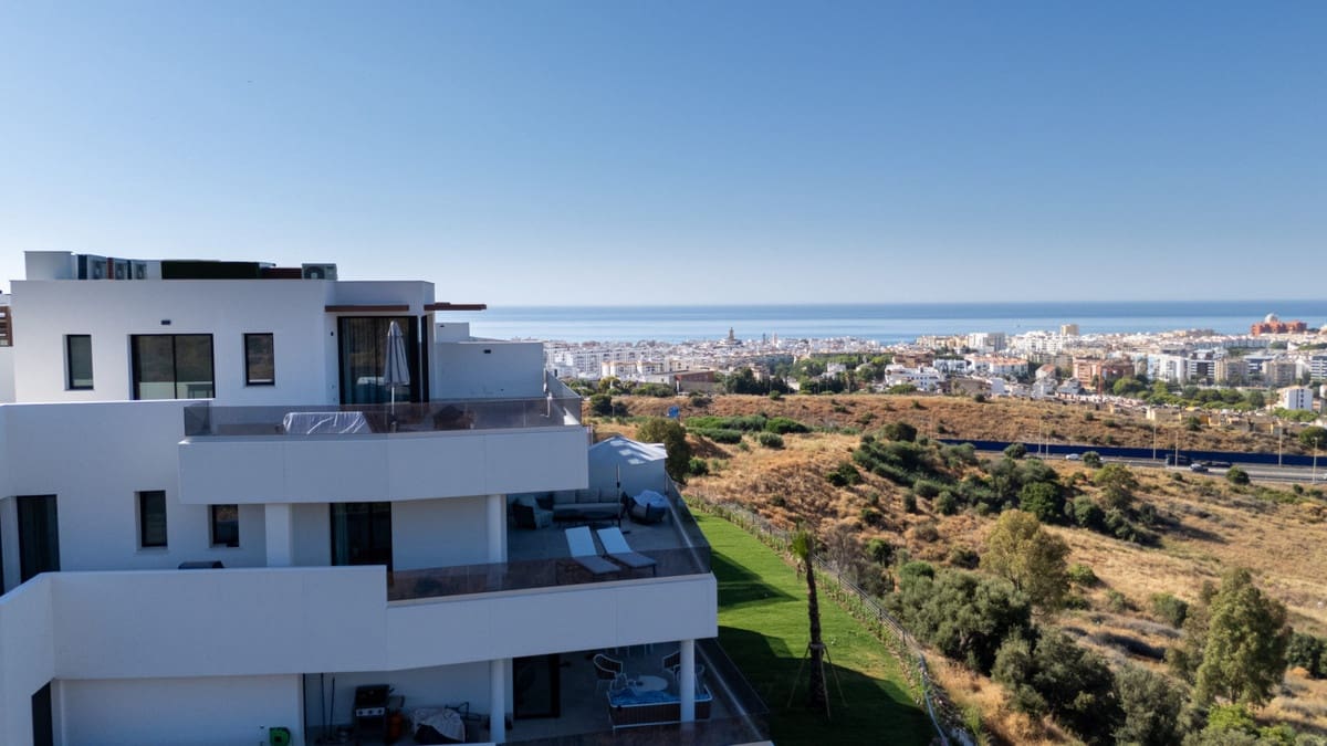 Apartamento de 3 habitaciones en Estepona en venta con piscina - 847.000 € (Ref: 9998448)