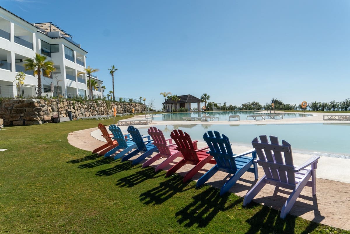 Apartamento de 3 habitaciones en Estepona en venta con piscina - 847.000 € (Ref: 9998448)