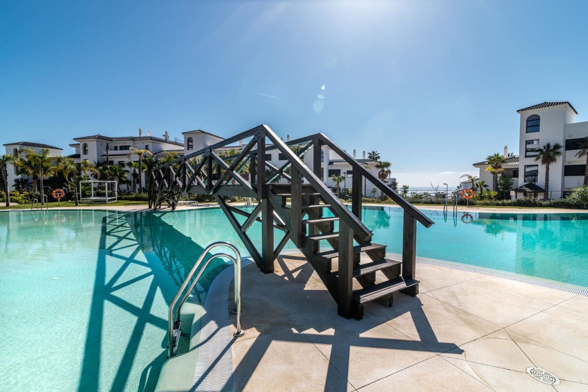 Apartamento de 3 habitaciones en Estepona en venta con piscina - 847.000 € (Ref: 9998448)