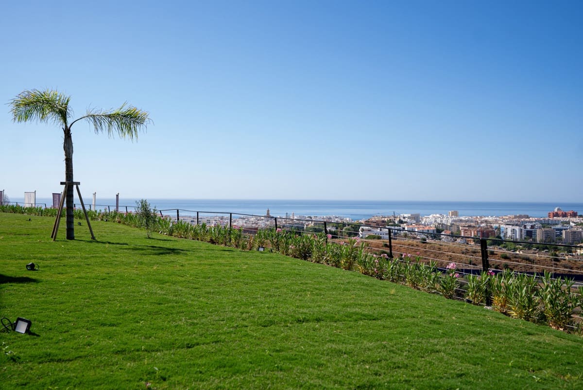 Apartamento de 3 habitaciones en Estepona en venta con piscina - 847.000 € (Ref: 9998448)
