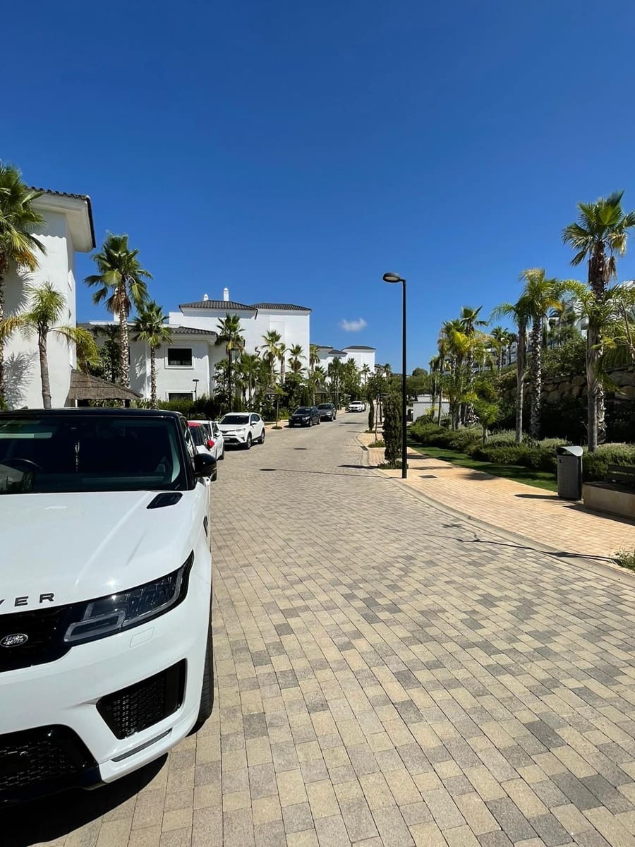 Apartamento de 3 habitaciones en Estepona en venta con piscina - 847.000 € (Ref: 9998448)