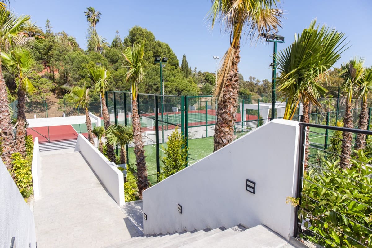 Apartamento de 3 habitaciones en Estepona en venta con piscina - 847.000 € (Ref: 9998448)