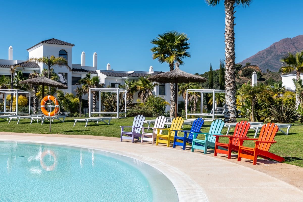 Apartamento de 3 habitaciones en Estepona en venta con piscina - 847.000 € (Ref: 9998448)