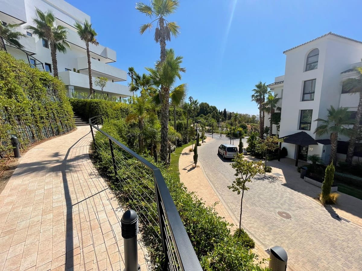 Apartamento de 3 habitaciones en Estepona en venta con piscina - 847.000 € (Ref: 9998448)