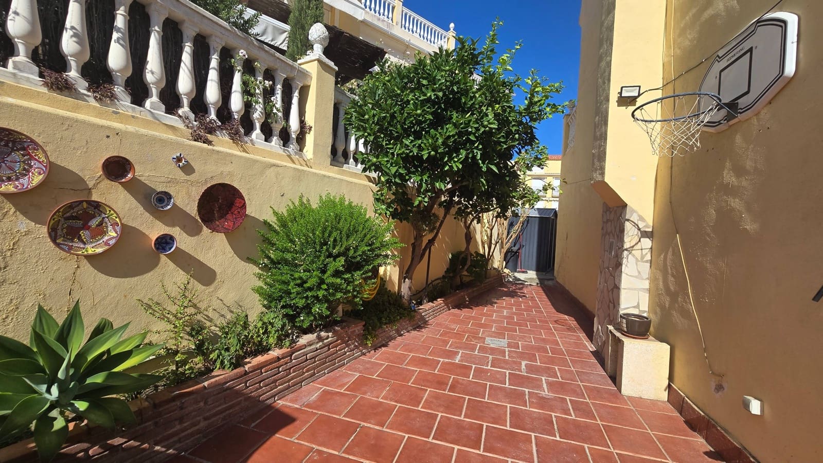 3 quarto Moradia Geminada para venda em Estepona com piscina garagem - 570 000 € (Ref: 9998450)