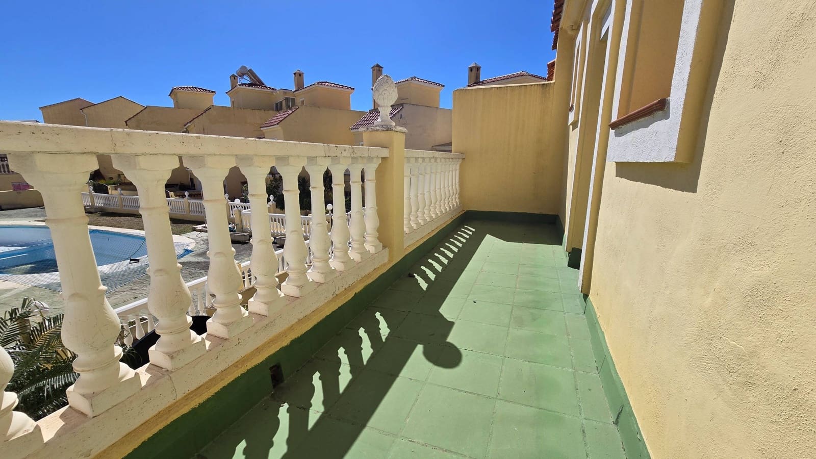 3 quarto Moradia Geminada para venda em Estepona com piscina garagem - 570 000 € (Ref: 9998450)