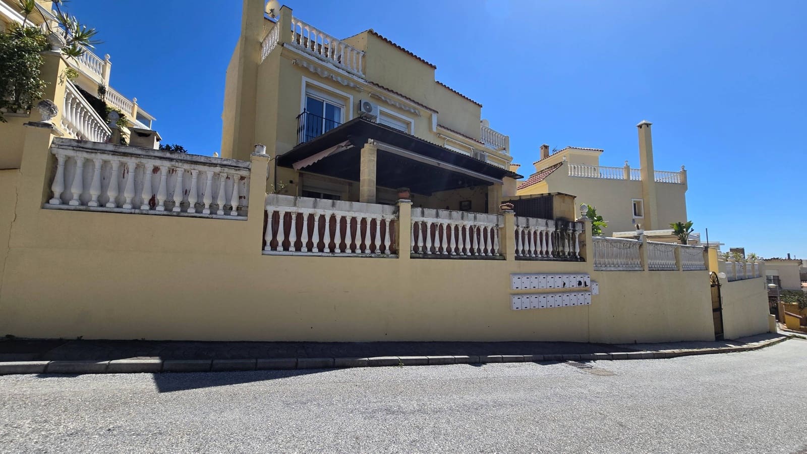 3 quarto Moradia Geminada para venda em Estepona com piscina garagem - 570 000 € (Ref: 9998450)
