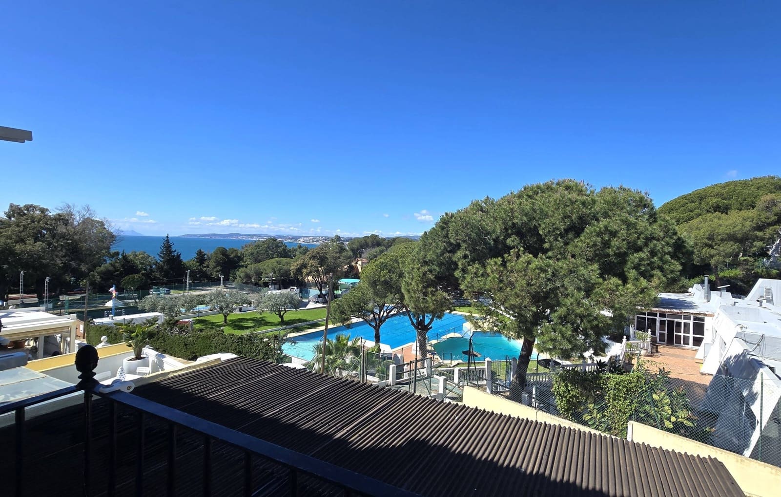 3 quarto Moradia Geminada para venda em Estepona com piscina garagem - 570 000 € (Ref: 9998450)