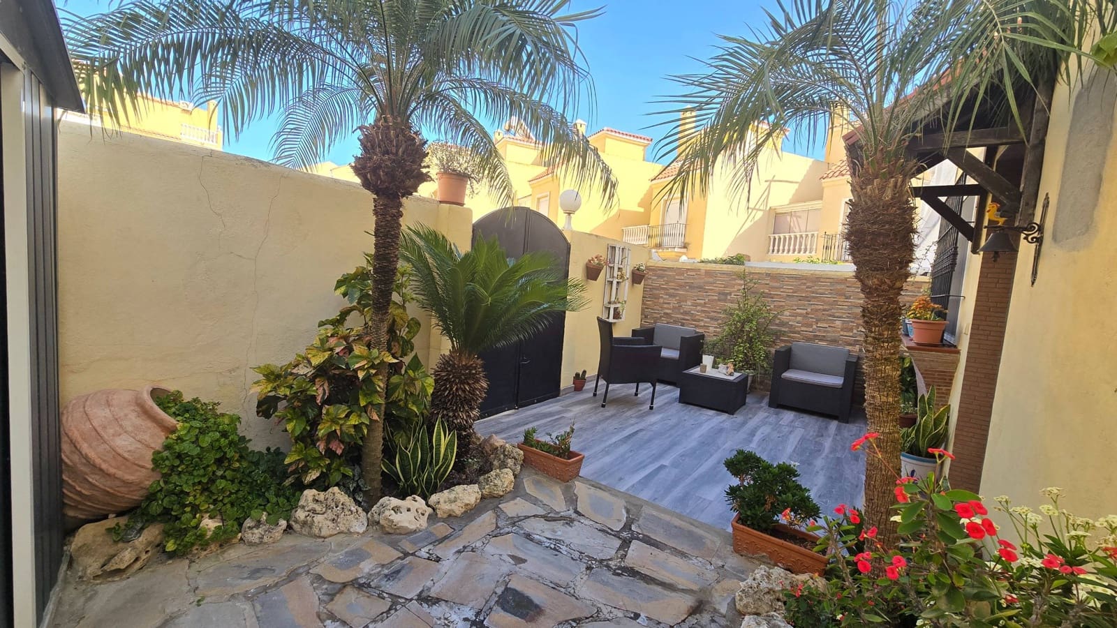 3 quarto Moradia Geminada para venda em Estepona com piscina garagem - 570 000 € (Ref: 9998450)