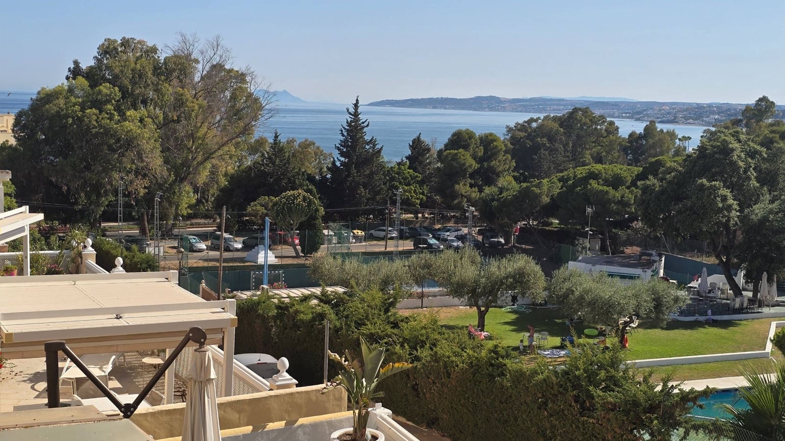 3 quarto Moradia Geminada para venda em Estepona com piscina garagem - 570 000 € (Ref: 9998450)