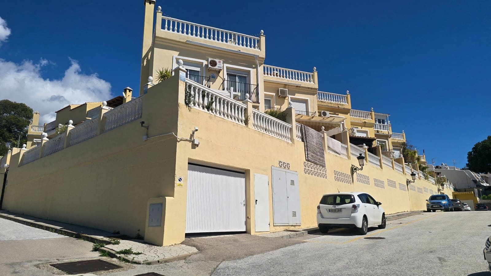 3 quarto Moradia Geminada para venda em Estepona com piscina garagem - 570 000 € (Ref: 9998450)