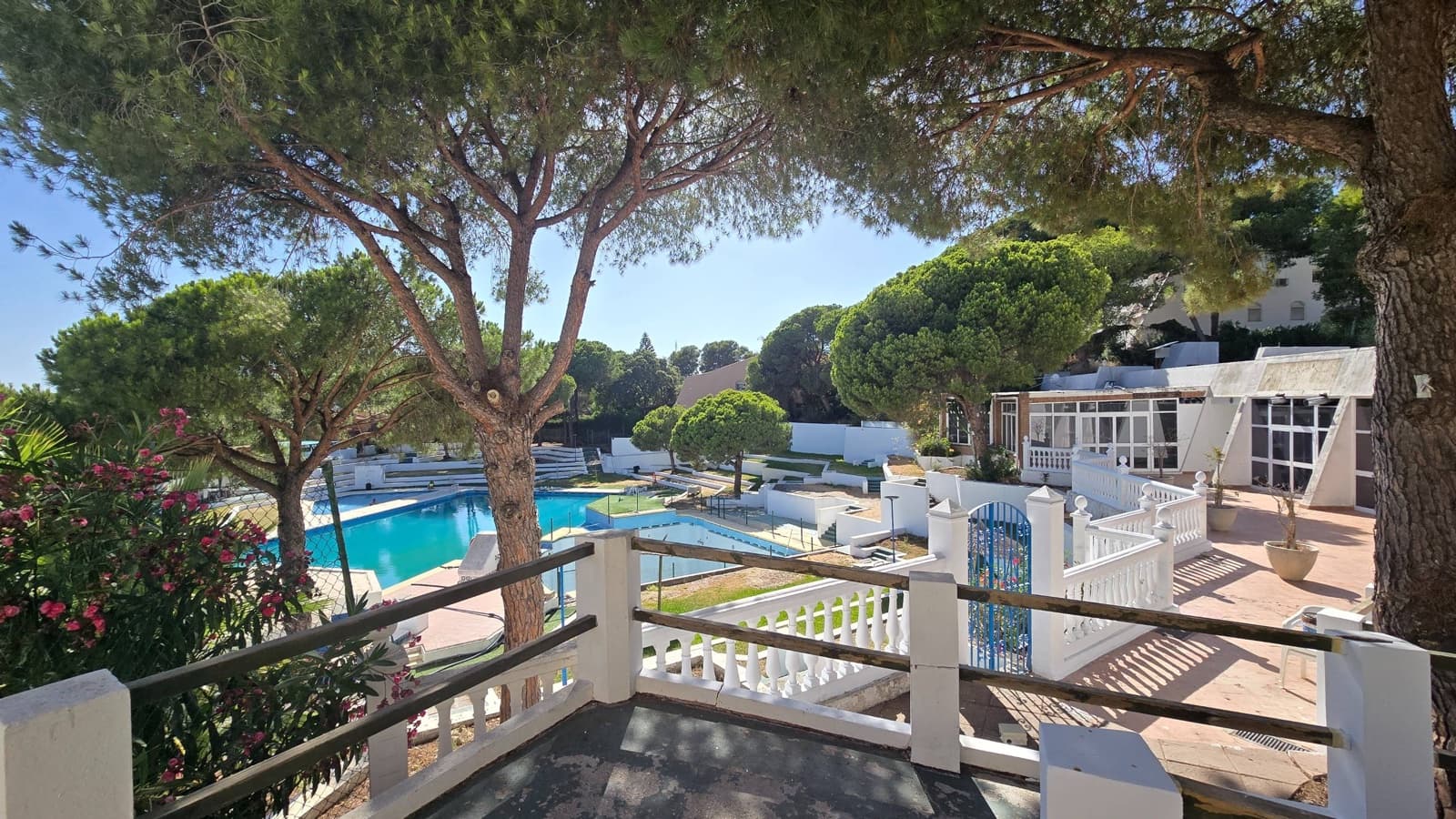 3 quarto Moradia Geminada para venda em Estepona com piscina garagem - 570 000 € (Ref: 9998450)