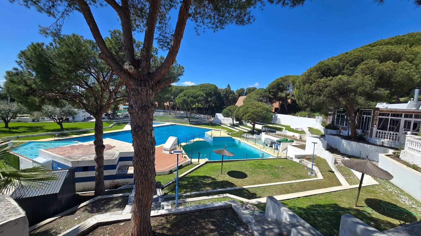3 quarto Moradia Geminada para venda em Estepona com piscina garagem - 570 000 € (Ref: 9998450)