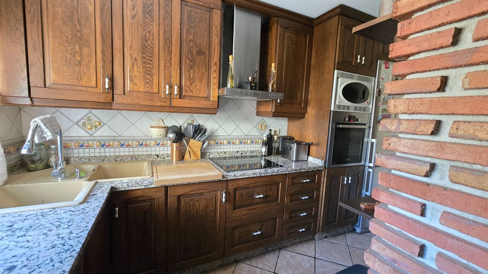 3 bedroom Villa for sale in Estepona with pool - € 570,000 (Ref: 9998450)