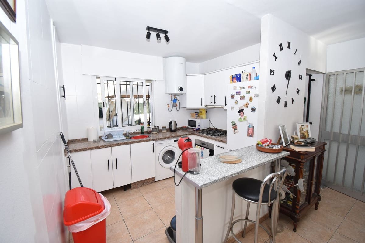 6 soveværelse Villa til salg i El Faro med swimmingpool garage - € 690.000 (Ref: 9998479)