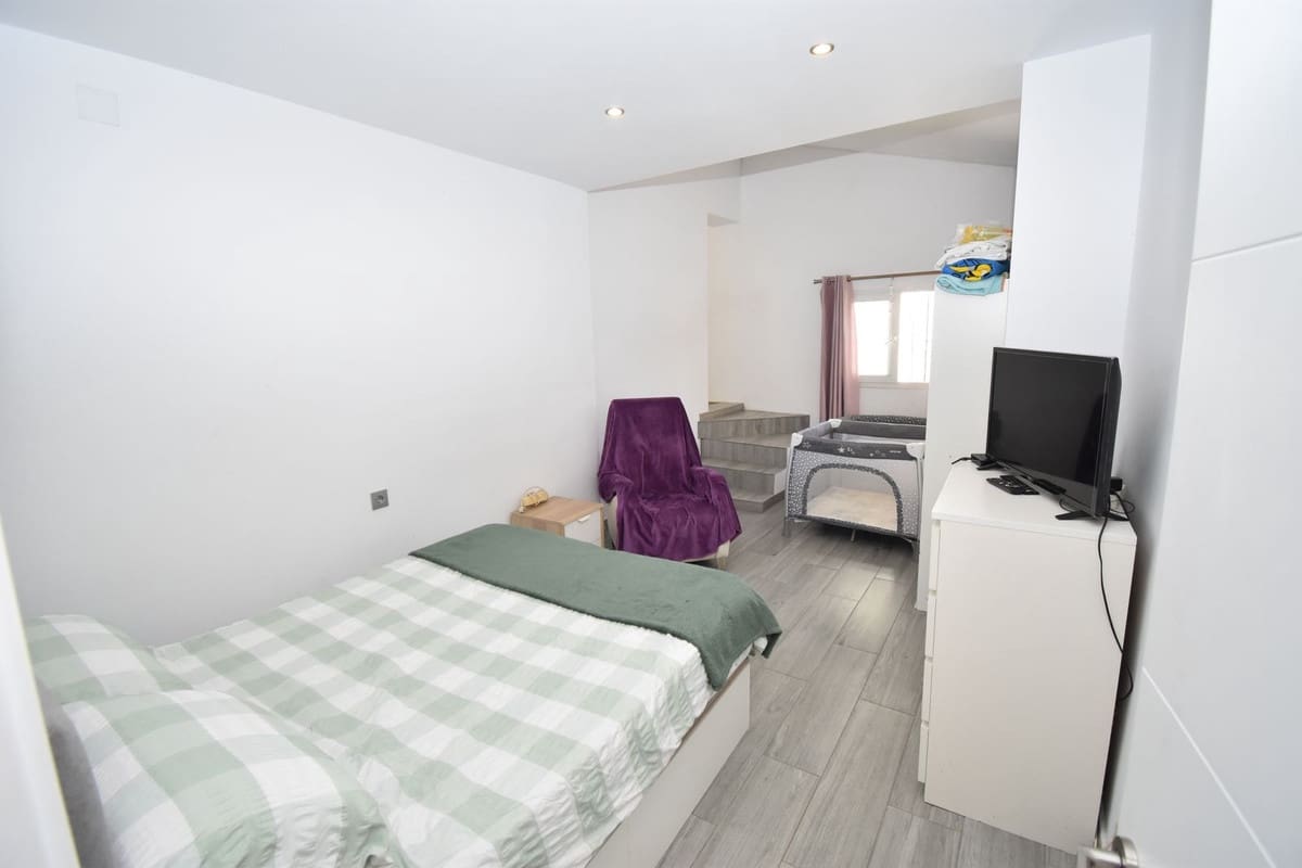 6 soveværelse Villa til salg i El Faro med swimmingpool garage - € 690.000 (Ref: 9998479)