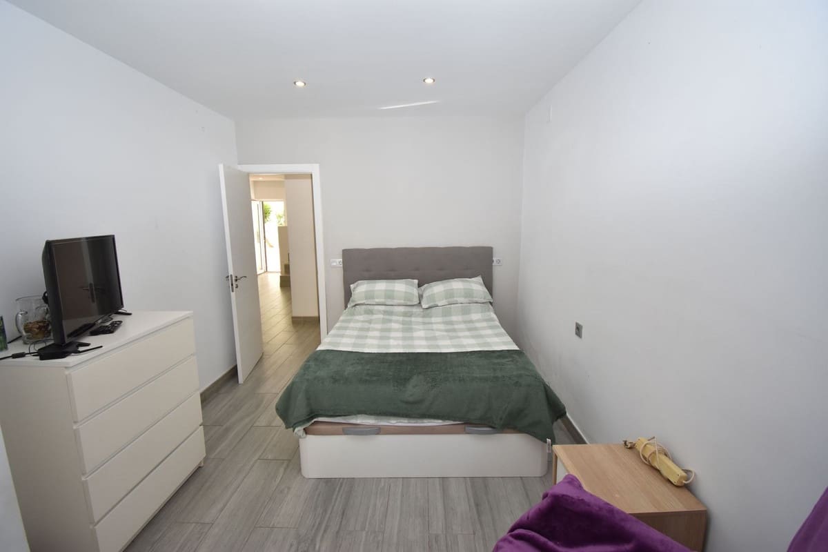 6 soveværelse Villa til salg i El Faro med swimmingpool garage - € 690.000 (Ref: 9998479)