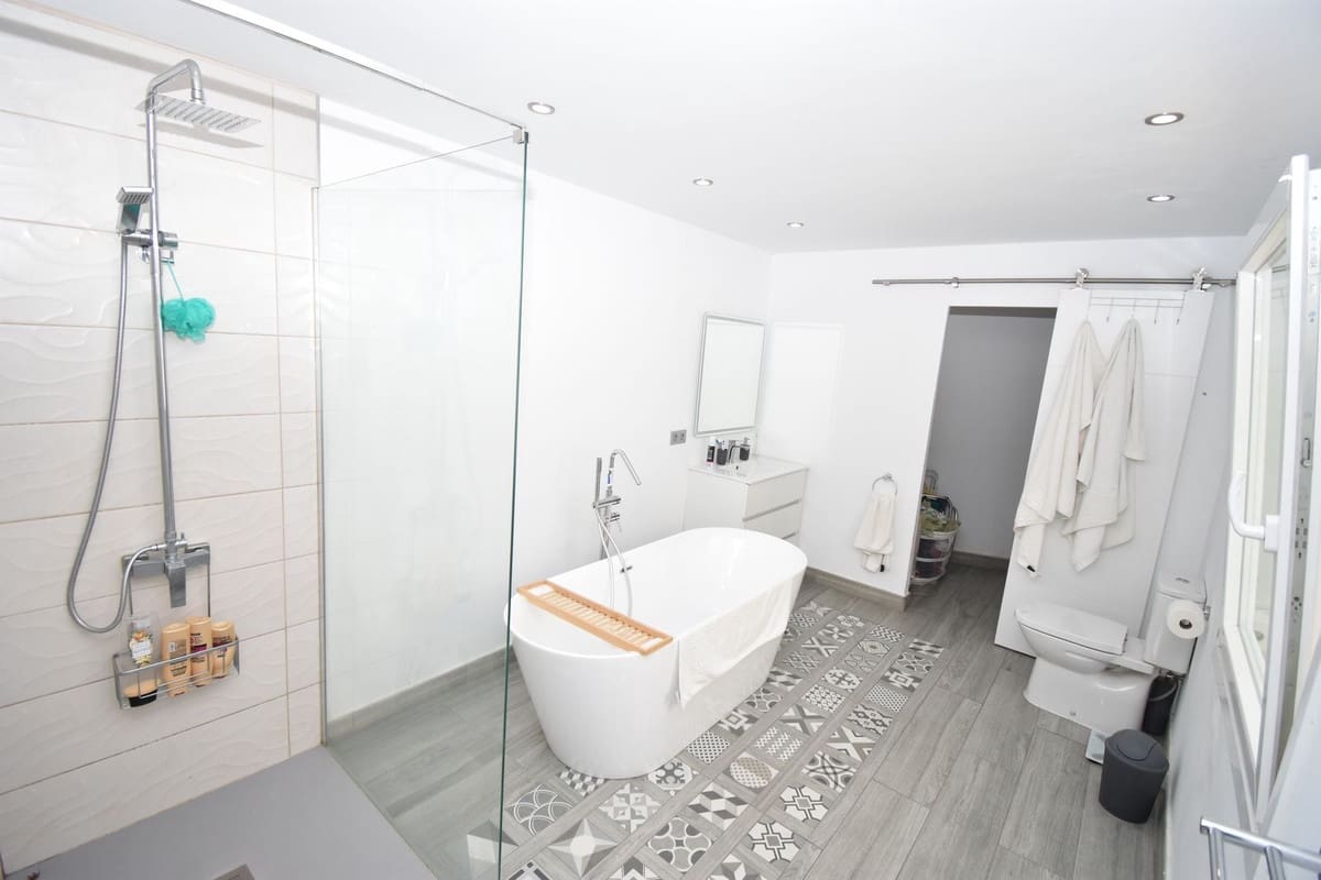6 soveværelse Villa til salg i El Faro med swimmingpool garage - € 690.000 (Ref: 9998479)