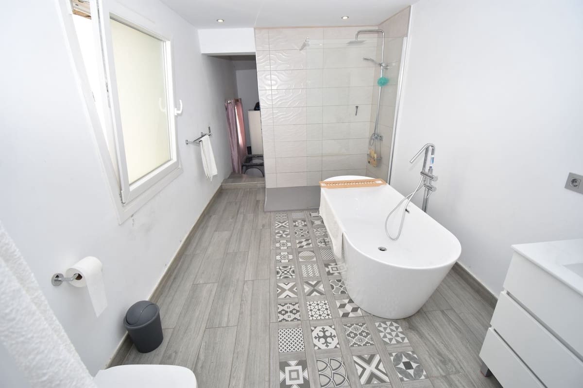 6 soveværelse Villa til salg i El Faro med swimmingpool garage - € 690.000 (Ref: 9998479)