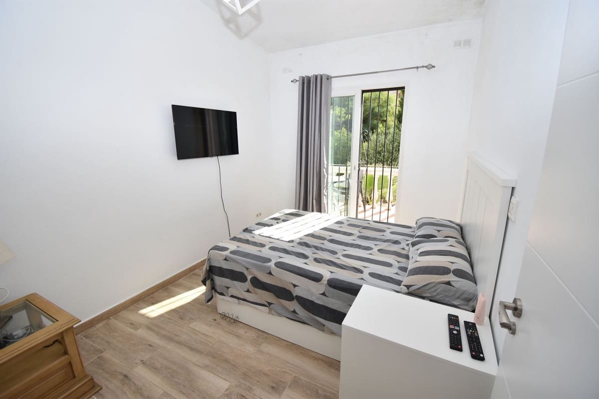 6 soveværelse Villa til salg i El Faro med swimmingpool garage - € 690.000 (Ref: 9998479)