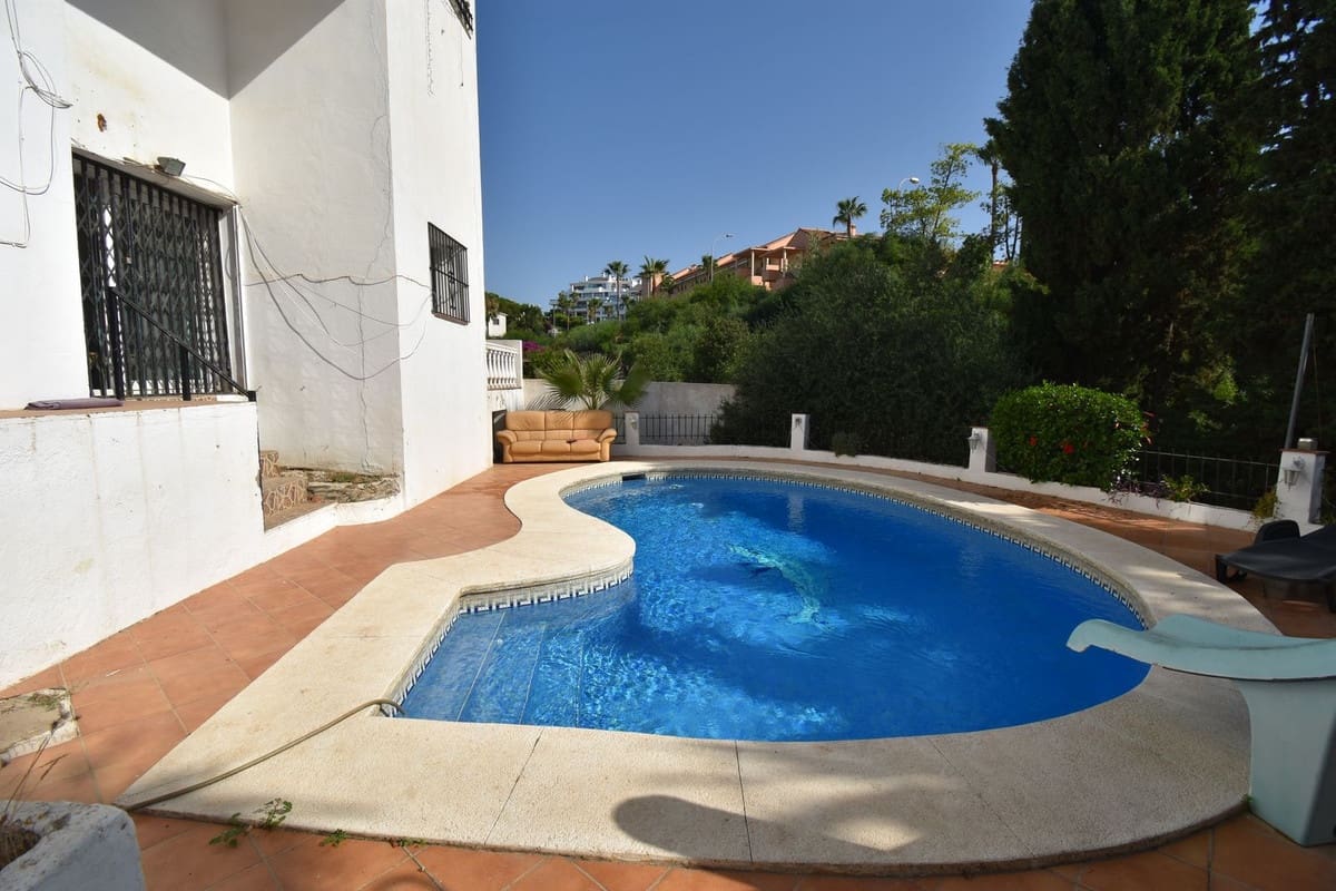 6 soveværelse Villa til salg i El Faro med swimmingpool garage - € 690.000 (Ref: 9998479)