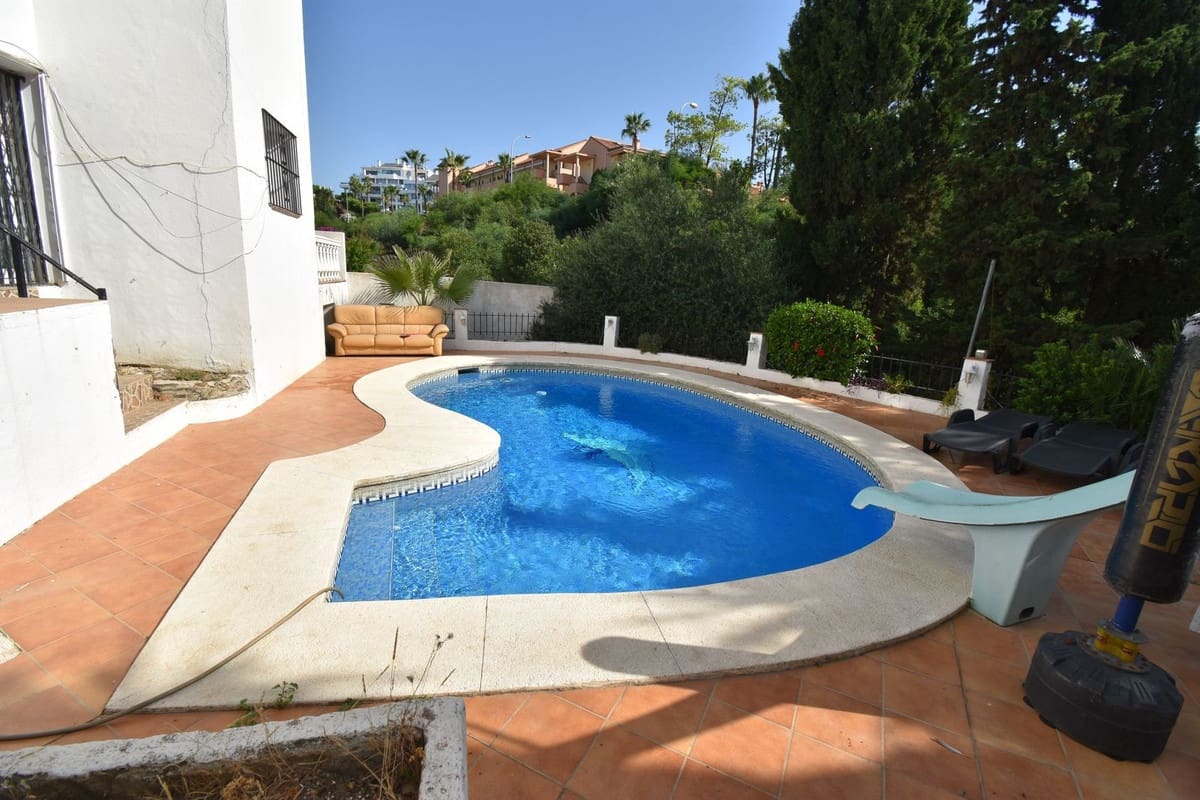 6 soveværelse Villa til salg i El Faro med swimmingpool garage - € 690.000 (Ref: 9998479)