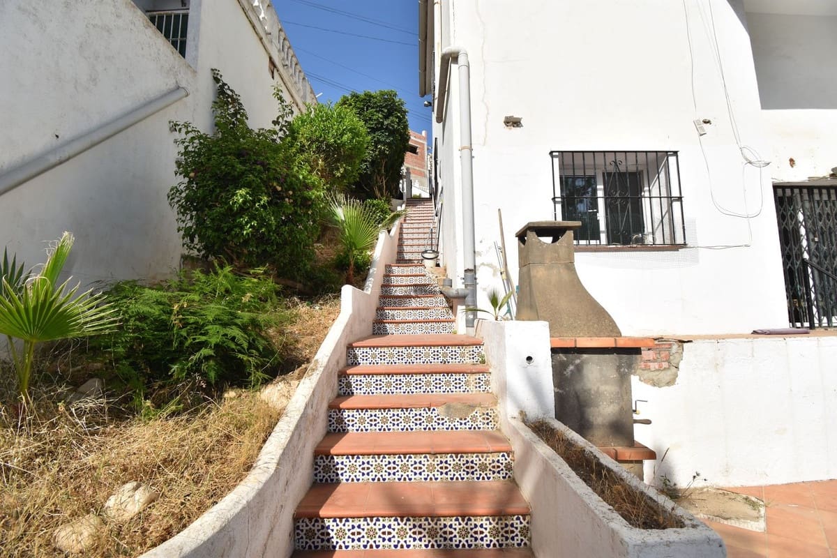 6 soveværelse Villa til salg i El Faro med swimmingpool garage - € 690.000 (Ref: 9998479)