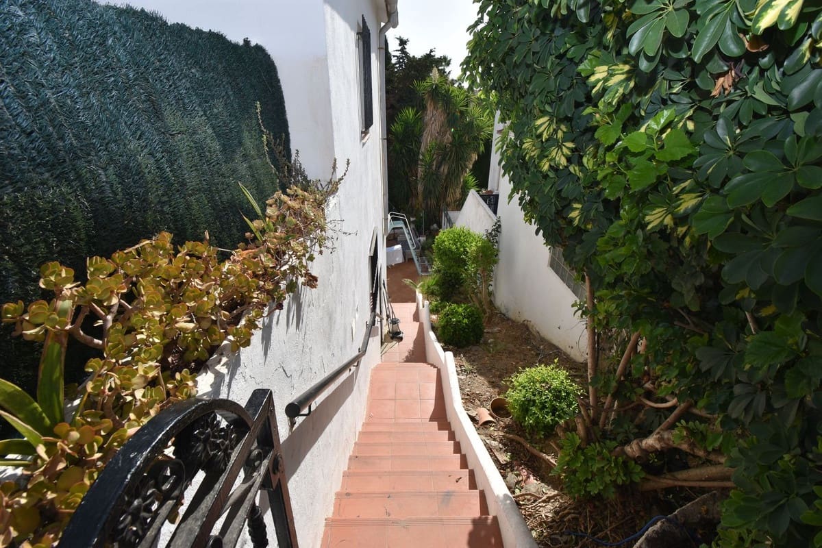 6 soveværelse Villa til salg i El Faro med swimmingpool garage - € 690.000 (Ref: 9998479)