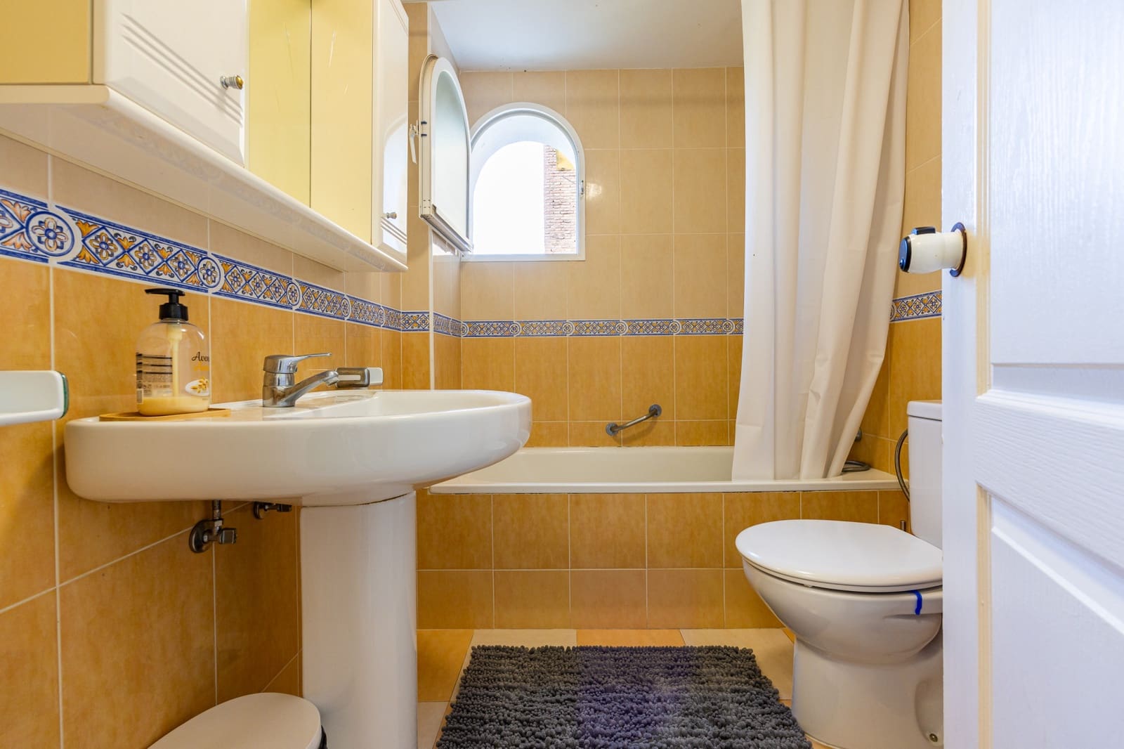 2 bedroom Apartment for sale in Calahonda with pool - € 285,000 (Ref: 10016962)