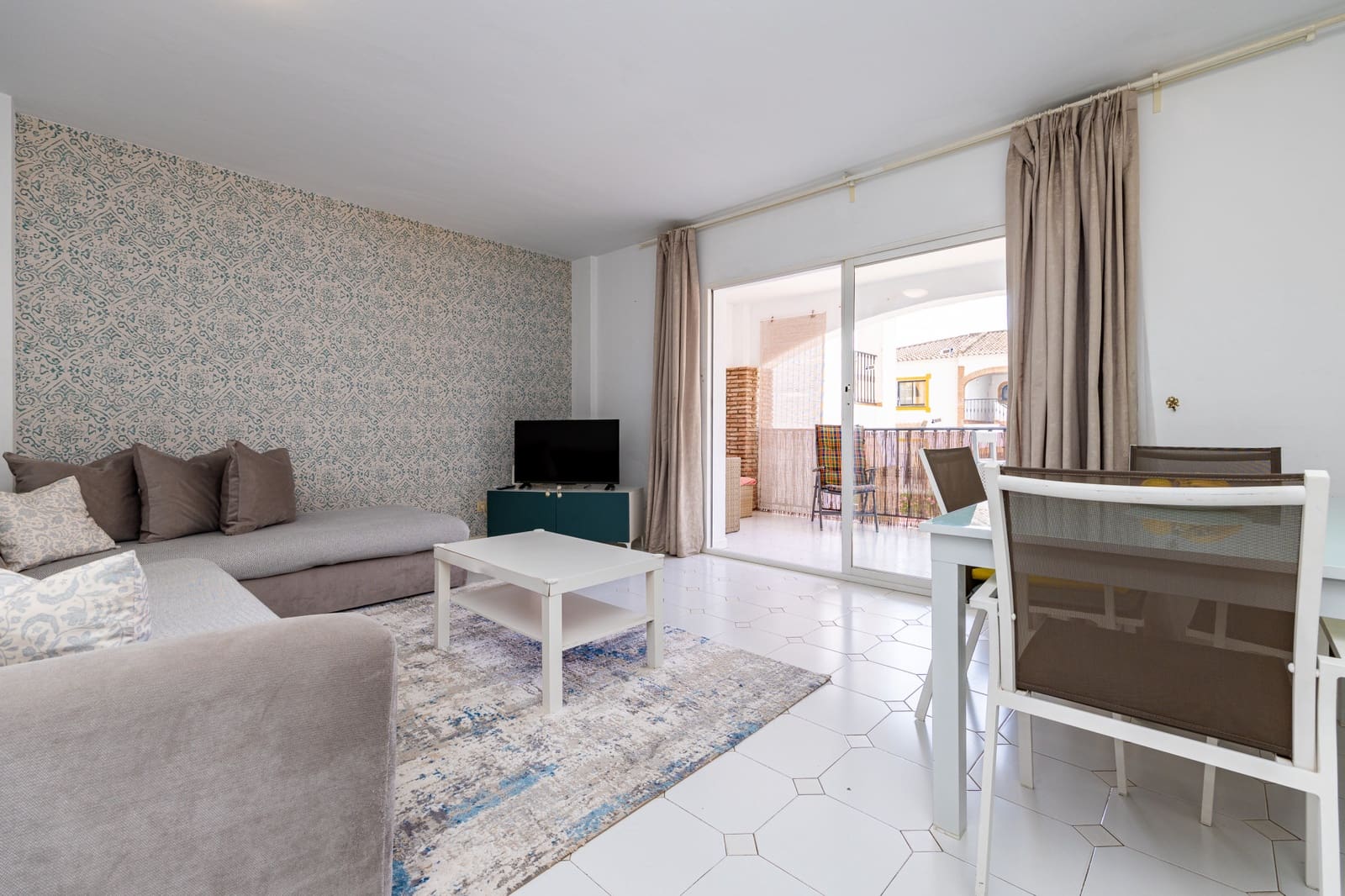 2 bedroom Apartment for sale in Calahonda with pool - € 285,000 (Ref: 10016962)
