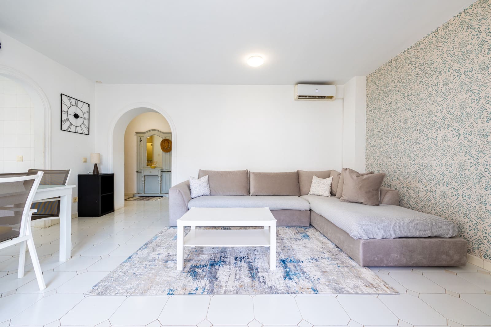 2 bedroom Apartment for sale in Calahonda with pool - € 285,000 (Ref: 10016962)