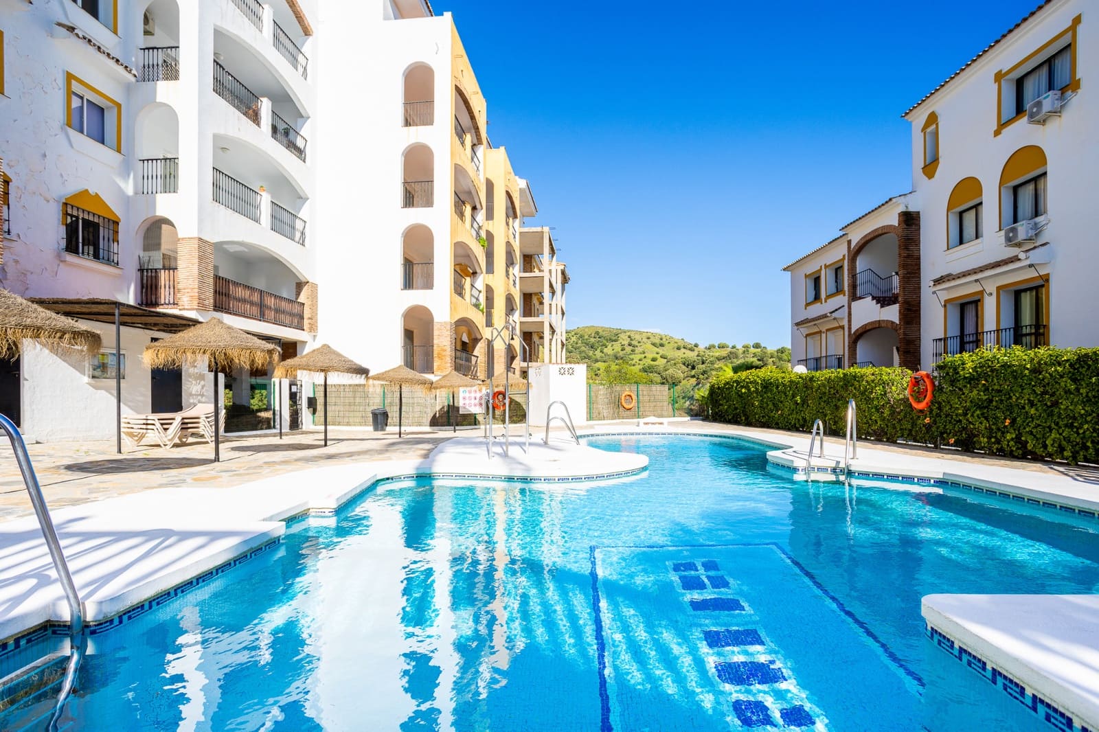 2 bedroom Apartment for sale in Calahonda with pool - € 285,000 (Ref: 10016962)