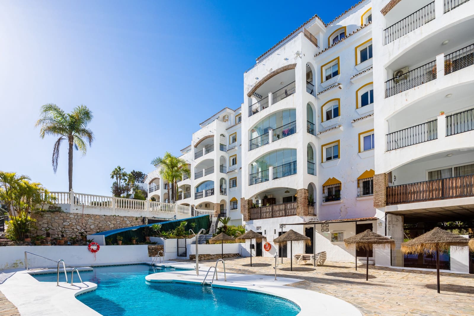 2 bedroom Apartment for sale in Calahonda with pool - € 285,000 (Ref: 10016962)