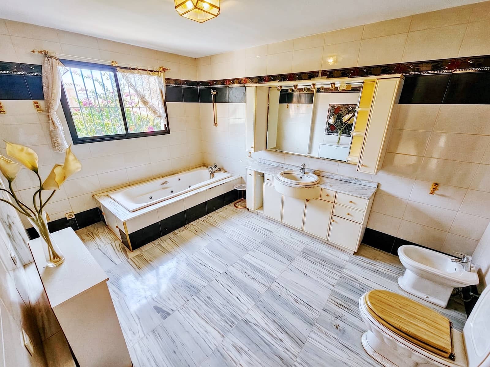 6 bedroom Villa for sale in Benalmadena Costa with pool garage - € 775,000 (Ref: 10018147)