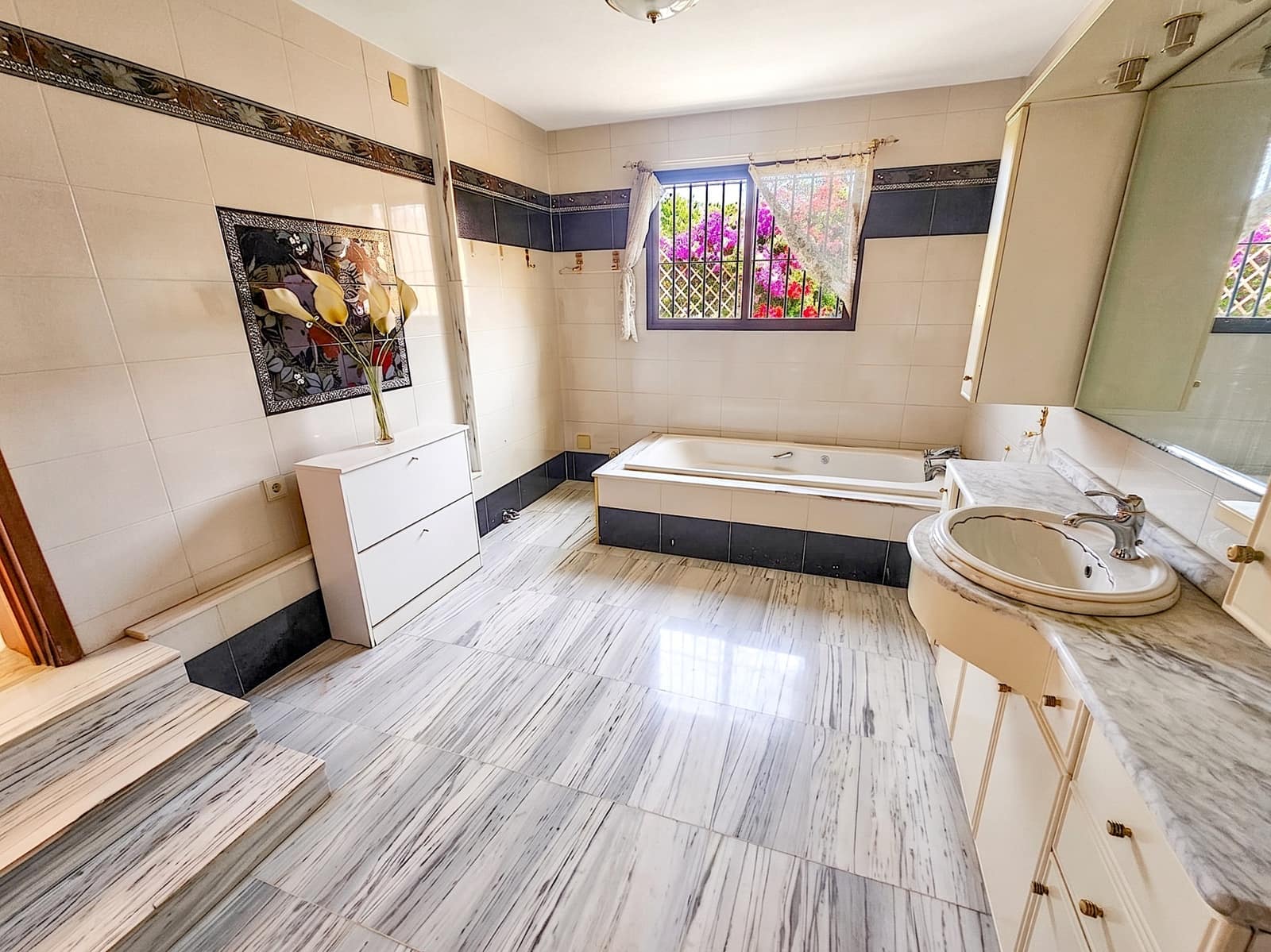 6 bedroom Villa for sale in Benalmadena Costa with pool garage - € 775,000 (Ref: 10018147)