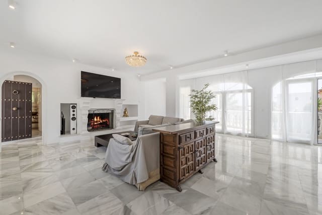 7 bedroom Villa for sale in Mijas Costa, Mijas with pool garage - € 1,650,000 (Ref: 10021847)
