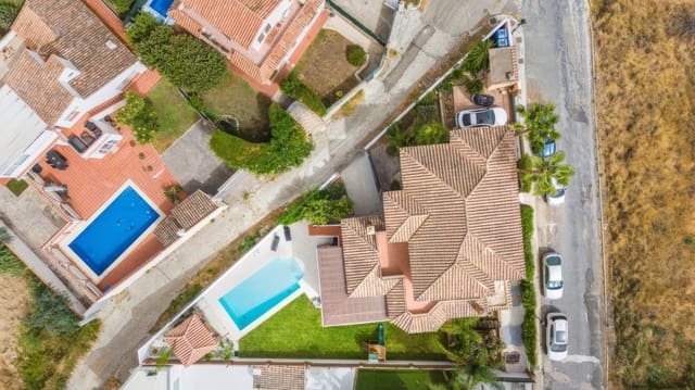 6 bedroom Villa for sale in Mijas Costa, Mijas with pool garage - € 1,395,000 (Ref: 10024983)