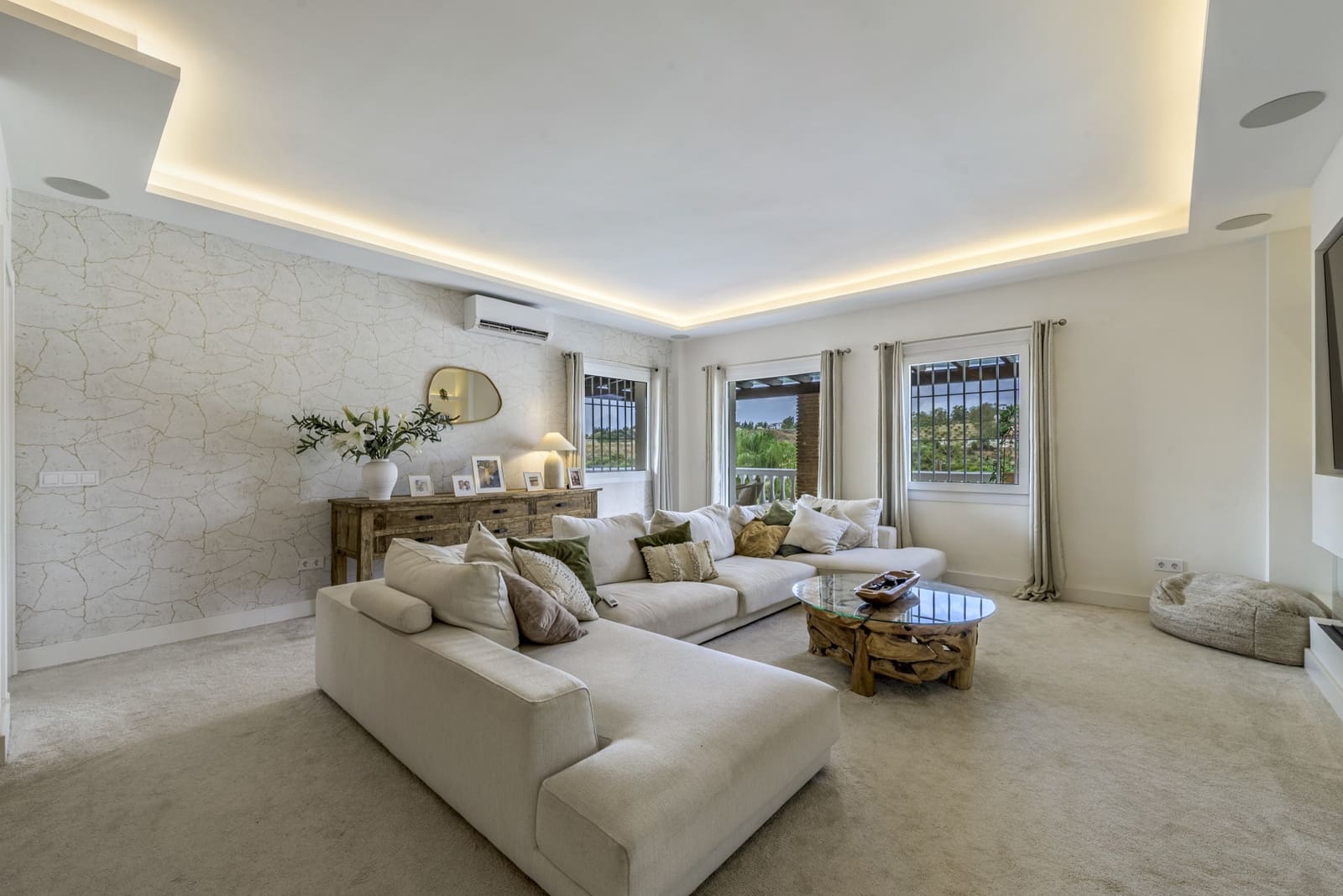 6 bedroom Villa for sale in Mijas Costa with pool garage - € 1,395,000 (Ref: 10024983)